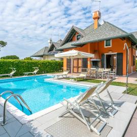 3 Bedroom Awesome Home In Albarella Ro, hotel in Isola Albarella