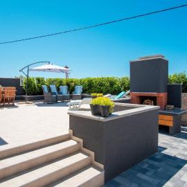 MY DALMATIA - Beach house Festini with private jacuzzi & sea view, hotel din Košljun