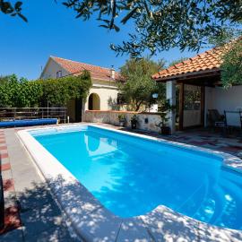 MY DALMATIA - Holiday home Olive Garden with private swimming pool, hotel v destinácii Lađevci
