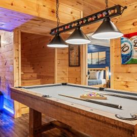 4 BD Luxury Cabin-Pool Table-Arcade-Hot Tub-Fire Pit-Coffee Bar-S'mores Bars, hotel in Sevierville