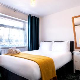 Home in Reading Berkshire - for Contractors & Families with Free Parking & WiFi
