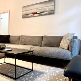 Lang's square apartment