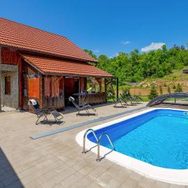 Amazing Home In Perusic With Sauna, hotel em Perušić
