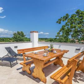 3 Bedroom Gorgeous Apartment In Muntic, hotell sihtkohas Muntić