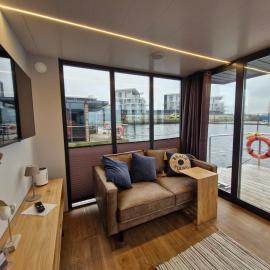 Hausboot Fjord Cirrus Solarboot mit Biosauna in Wendtorf – hotel w mieście Wendtorf