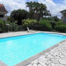 200m de la plage avec piscine, hotel in Les Trois-Îlets