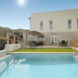Villa con piscina y vista al mar