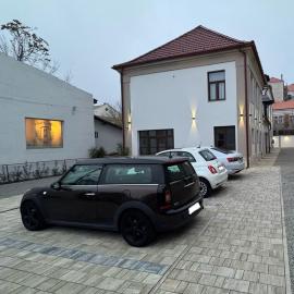 Ullmann Residence cu parcare in curte