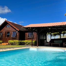Private Chalet with pool, hotel u gradu 'Ebene'