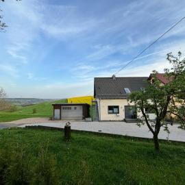 Ferienwohnung Weitblick mit Whirlpool, Hotel in Lasel