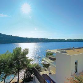 Six-Bedroom Holiday Home In Karbuni, hotel sa Prizba