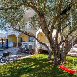 Nice Apartment In Karin Gornji With Wifi, hotel v destinaci Visić Radeka