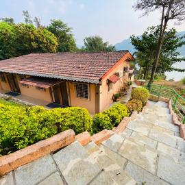 Llakeview Resort Lavasa: Lavasa şehrinde bir otel