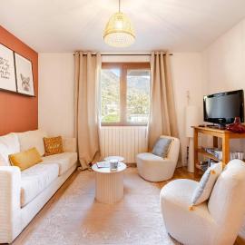 Cozy Alpine Apartment Sleeps 4, Private Parking