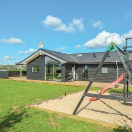 Four-Bedroom Holiday Home In Hadsund, hotel u gradu 'Hadsund'