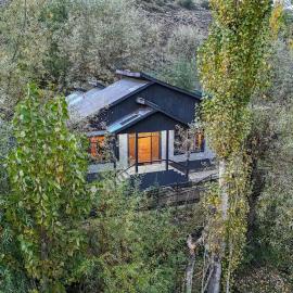 StayVista at Crystal Creek 2BR villa in Gulmarg with Free Breakfast, hotel in Gulmarg