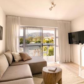 Four Peaks Duplex - 4 Sleeper with Mountain Views, Balcony and Pool in Hout Bay Beachfront