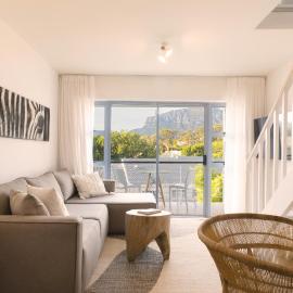 Four Peaks Duplex - 4 Sleeper with Mountain Views, Balcony and Pool in Hout Bay Beachfront