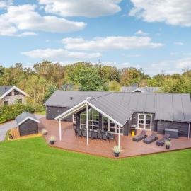 Five-Bedroom Holiday Home In Grenaa, hotel em Grenå