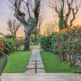 Vacation paradise in Iseo Lake with many pools, hotel Iseóban