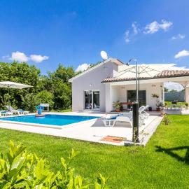 Three-Bedroom Holiday Home In Cetinici