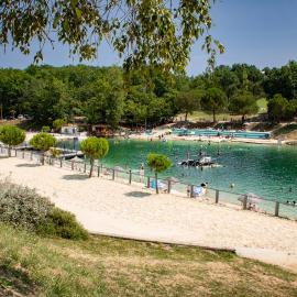 Terres de France - Les Hameaux des Lacs, hotel v mestu Monclar-de-Quercy