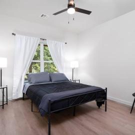 Brand New Modern Getaway on Private Land!، فندق في تولسا