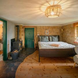 ENJOY Cozy Romance Hills Forest Gardens Views Sauna Whirlpool Bath