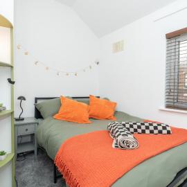Modern 1 Bedroom Apartment, Free Parking, Sleeps 4, Near University and Gunwharf Quays