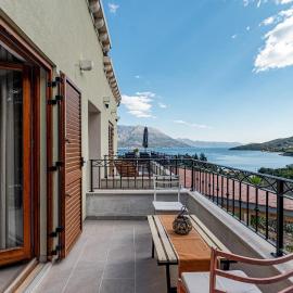Cozy Apartment In Kneze With House Sea View、Pupnatのホテル