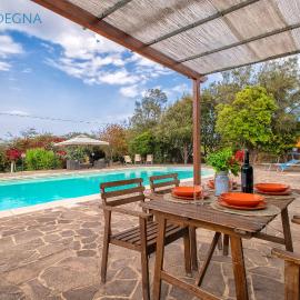 Villa Melograno with exclusive swimming pool surrounded by greenery, hotel u gradu Campanedda