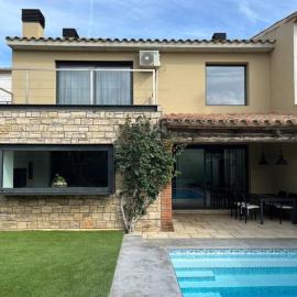 Casa Mont-mar, hotel i Montrás