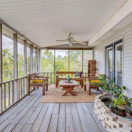 Milton Waterfront Home with Dock & Outdoor Kitchen、ミルトンのホテル