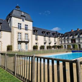 Charmant T3 plain-pied avec terrasse privée, parking gratuit et piscine à Baden, hotel v destinácii Baden