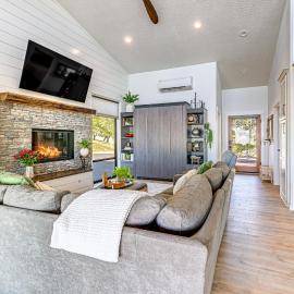 로즈버그에 위치한 호텔 Dreamy Hilltop View: Roseburg Retreat w/ Hot Tub!