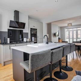Stylish & Spacious 3 Bed Apartment with Parking