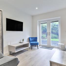 3 Bed Refurbished, Modern House, WiFi, Patio area