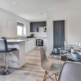 Newly Renovated 3 bed 2 bath Apartment & Parking