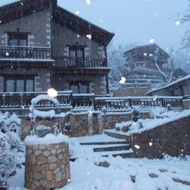 Theasis suites-Ορεινή Φιλοξενία, hotel a Kato Trikala Korinthias
