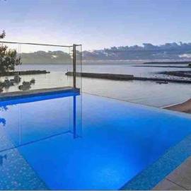 Wake up to the ocean at LegaSea, hotel en Shellharbour