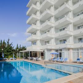 Apartamentos La Santa Maria، فندق في كالا مييور