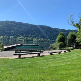 Beach Apartement direkt am Ossiacher See – hotel w mieście Tschöran