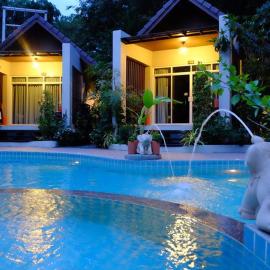 Baan Klang Aow Beach Resort โรงแรมในบ้านกรูด