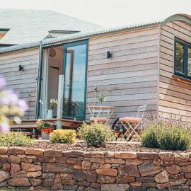 Elmhut Shepherd's Hut with Hot Tub, hotel in Minehead