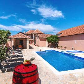 Atraktivna Villa Lana s dva bazena