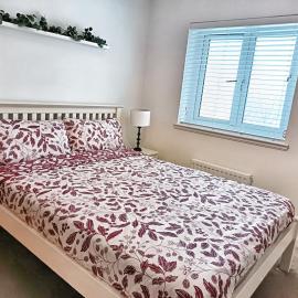 4 miles to Westhill by Lains Lettings, Hotel in Aberdeen