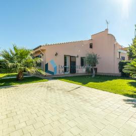 Villa Limuti con piscina condominiale, hotel in Campofelice di Roccella
