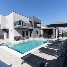 Villa Gabriel - Dicmo, hotell sihtkohas Dicmo