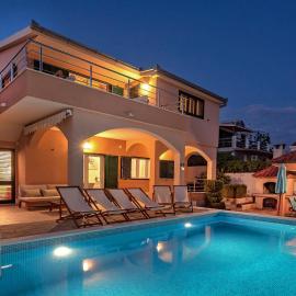 Sea Flower Beachfront Villa, hotel a Sevid