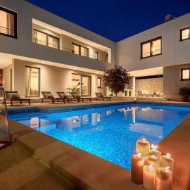 Luxury villa Adris with heated pool, Gym, sauna - Split, hotel in Kaštela